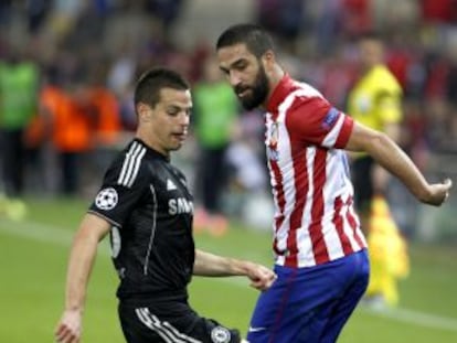 Arda Turan y Azpilicueta pugnan por el balón en el partido de ida.