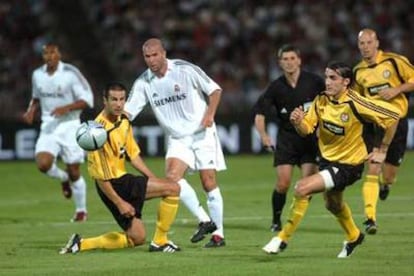Zidane centra el balón evitando la oposición de KomlosI.