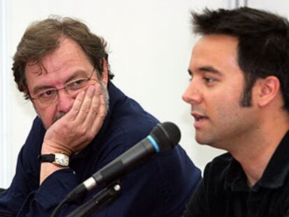 Juan Luis Cebrián y Eduardo Verdú, ayer en la Feria del Libro. 

/ SANTI BURGOS