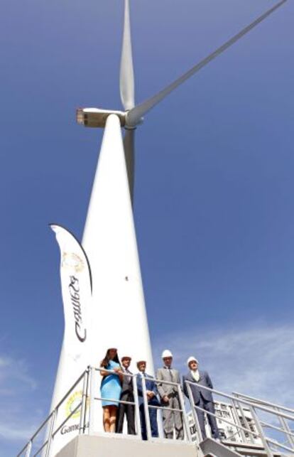 El ministro de Industria, Energía y Turismo, José Manuel Soria (2d); el presidente del Gobierno de Canarias, Paulino Rivero (2i); el presidente de Gamesa, Ignacio Martín (c); y la delegada del Gobierno en Canarias, María del Carmen Hernández Bento (i), durante la inauguración en el puerto de Arinaga (Agüimes), del primer aerogenerador offshore instalado en España.
