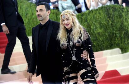 Riccardo Tisci y Madonna, en la gala del Met de mayo del año pasado.