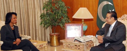 Condoleezza Rice y Asif Alí Zardari, durante la reunión en Islamabad, en una imagen distribuida por el Gobierno paquistaní.