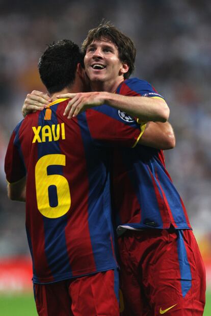 Xavi y Messi se abrazan tras el segundo gol del argentino.