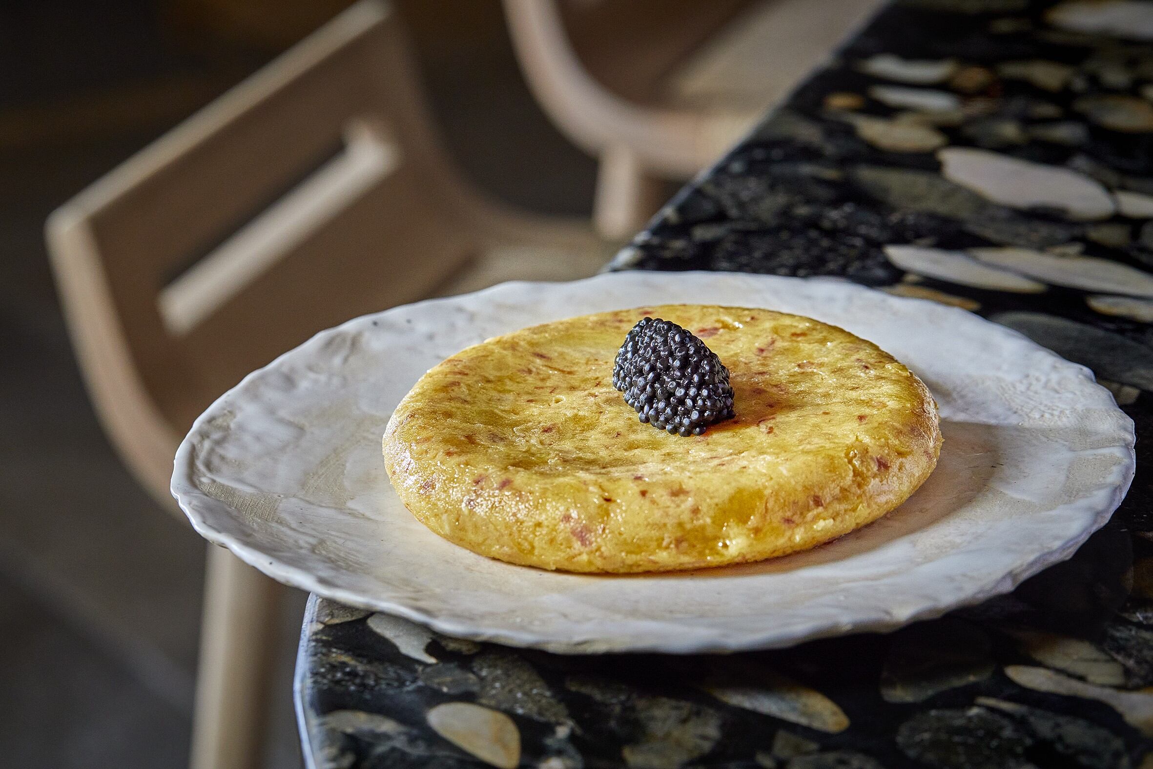 Tortilla con zurrapa de lomo con caviar. Imagen proporcionada por el restaurante Tragabuches.