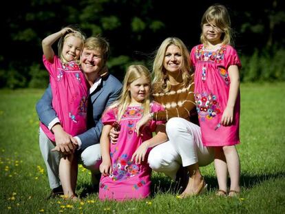 Guillermo de Holanda y Máxima Zorreguieta, con sus tres hijas.