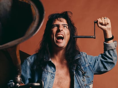 El rockero estadounidense Alice Cooper posa para un retrato publicitario en Londres, en 1974.