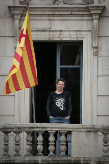 La alcaldesa de Berga, Montse Venturós, junto con el estelada del Ajuntament .