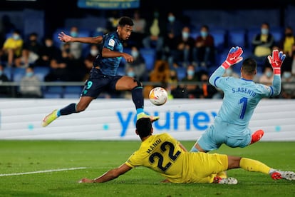 Choco Lozano supera la oposición de Asenjo y Mandi en la acción del 0-1