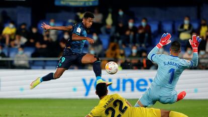 Choco Lozano supera la oposición de Asenjo y Mandi en la acción del 0-1.