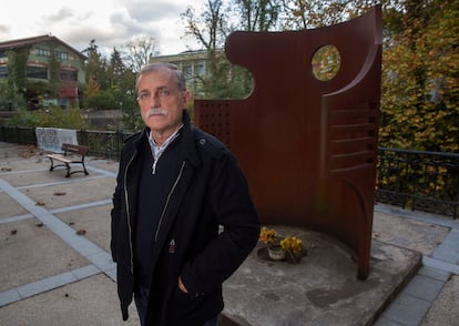 El portavoz de Asviamie (Asociación de Víctimas del Amianto en Euskadi), Jon García, ante la escultura levantada por los afectados junto a la fábrica de CAF en Beasain (Gipuzkoa).