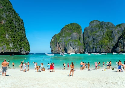 El desfase turístico provoca el cierre de La Playa de Leo DiCaprio en Tailandia.

En la película de Danny Boyle del año 2000 este escenario representaba un oasis de libertad y hedonismo. Dieciocho años después, el gobierno de Tailandia ha tenido que cerrar al turismo Maya Bay, la playa que aparecía en la película, con la esperanza de que el coral pueda regenerarse tras el alud de visitantes, embarcaciones y basura de los últimos años.