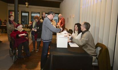 Votantes en las primarias de Compromís el pasado sábado en la ciudad de Valencia.