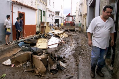 Varios vecinos del barrio de San Andrés retiran lodo y escombros de sus casas dos días después de la fortísima tormenta. "Fue un escenario de caos al que se unió un apagón eléctrico y la caída de la red de telefonía de unas 130.000 personas", relata el jefe de sala del 112.