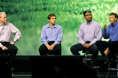 Gates (a la derecha) habla en la presentación en San Francisco de los nuevos productos de Microsoft.