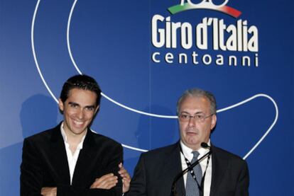 Alberto Contador, a la izquierda, con Angelo Zomegnan, director del Giro.