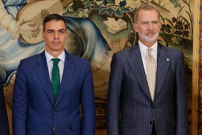 Felipe VI y el presidente del Gobierno, Pedro Sánchez, en el Palacio de la Almudaina de Palma, este martes.