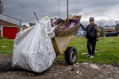 Do?a Ligia Villamarn Parra trabaja todos los martes, jueves y sbados desde que tiene 20 a?os. Hoy, 50 a?os despus, sigue recorriendo el mismo barrio en el que empez y cerca del asentamiento irregular en el que viva de peque?a: Trinidad Galn. Nos reubicaron en un 'lotecito' en Ciudad Bolvar, pero eso era demasiado peligroso. Lo vendimos y nos fuimos a otra invasin, pero quedaba tan cerca del ro que un da creci y se nos inund, cuenta mapeando mentalmente los balcones de quienes ya la conocen.