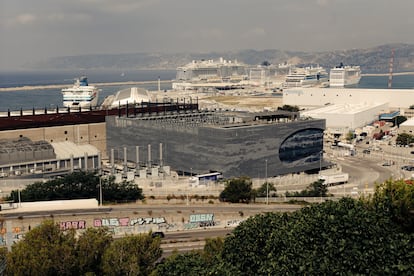 En primer término, los tres centros de datos que opera Digital Realty en el puerto de Marsella. Detrás, la terminal de cruceros, con cuatro buques amarrados, y un ferri.