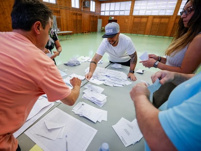 Recuento de votos tras el cierre de los colegios electorales este domingo, en Bilbao.