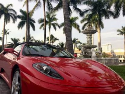 Un coche aparcado a la entrada de Trump National Doral.