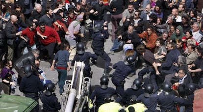 La policía carga contra manifestantes en El Cabanyal.