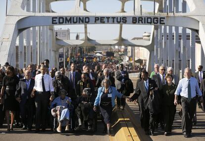 El presidente norteamericano Barack Obama caminó ayer sábado 7 de marzo sobre el simbólico puente junto a una de las manifestantes heridas en Selma en 1965. A la derecha de la imagen, el expresidente Geoge W. Bush junto a su esposa Laura.