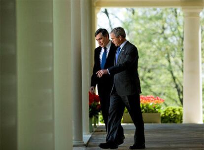 Gordon Brown y George W. Bush, caminando ayer por el Jardín Rosa de la Casa Blanca, en Washington.