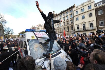 Un manifestante arremete contra una furgoneta de la policía durante la protesta contra la subida de las tasas universitarias.