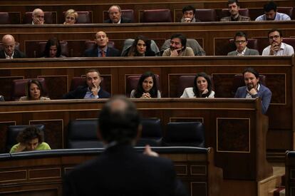 Pablo Iglesias escucha a Mariano Rajoy en el Congreso.