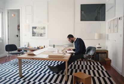 Tito Pérez Mora, en una sala con sillas LCM de Eames para Vitray alfombra de Ikea.