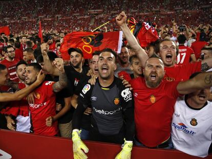 El portero del RCD Mallorca, Manolo Reina, celebra el ascenso de su equipo junto a aficionados en el esadio de Son Moix.