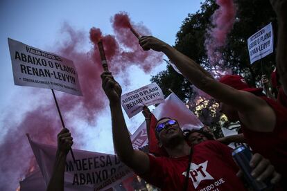 Militantes no Rio de Janeiro foram às ruas com a camiseta do PT.