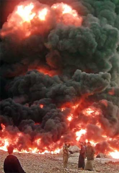 Un oleoducto arde tras un ataque de la insurgencia en Kirkuk.