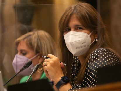 La vicepresidenta del Parlament, Alba Vergés, y la presidenta Laura Borràs, en la última sesión del debate de política general en el Parlament. EFE / Enric Fontcuberta