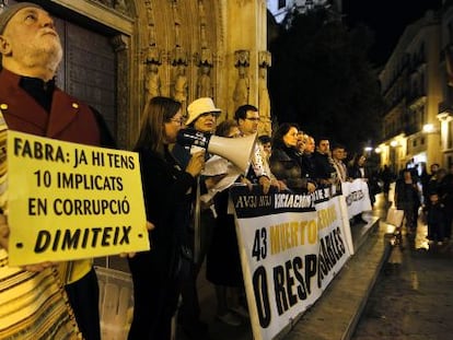 Concentración en la plaza de la Virgen de la Asociación de Víctimas del Metro 3-J