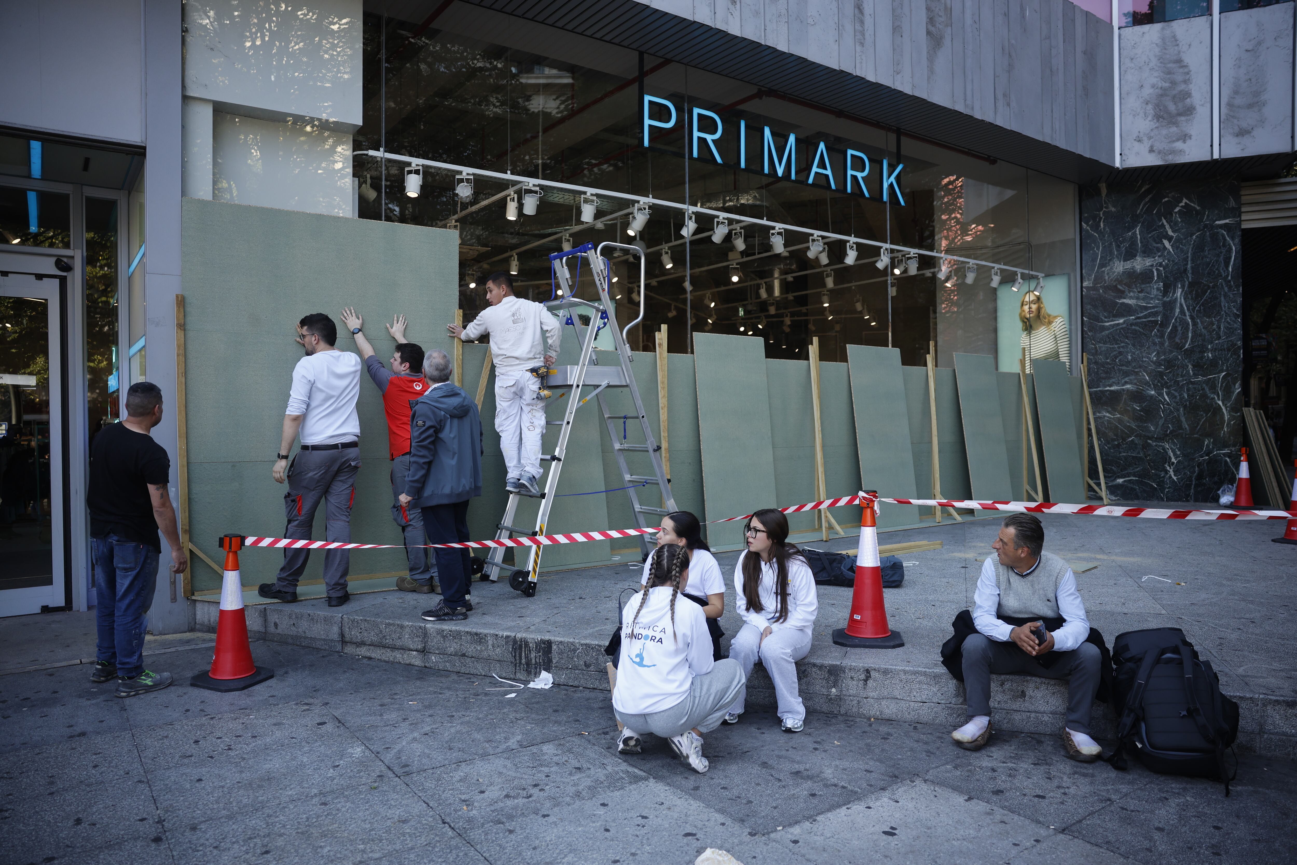 DVD 1342 (30-10-26) Comercios de Bilbao blindan sus fachadas con paneles de protección ante las posibles protestas y saqueos convocados este sábado a través de redes sociales. 