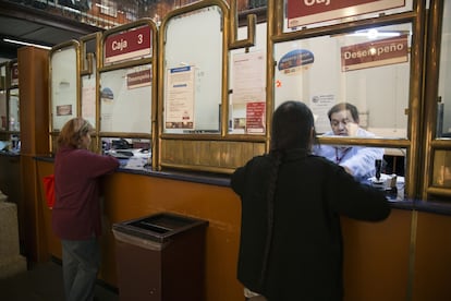 Clientes en Nacional Monte de Piedad en el centro histórico de Ciudad de México, en marzo de 2015.