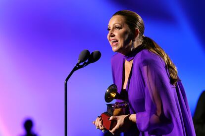 Niña Pastori con el premio al Mejor Álbum de Flamenco.