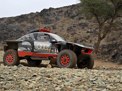 Carlos Sainz y Lucas Cruz a los mandos de su Audi durante la etapa 8 del Rally Dakar, este domingo.