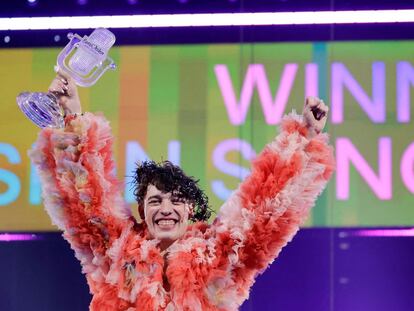 Nemo representing Switzerland holds the Eurovision sculpture after winning during the Grand Final of the 2024 Eurovision Song Contest, in Malmo, Sweden, May 11, 2024. REUTERS/Leonhard Foeger      TPX IMAGES OF THE DAY