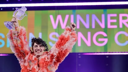 Nemo representing Switzerland holds the Eurovision sculpture after winning during the Grand Final of the 2024 Eurovision Song Contest, in Malmo, Sweden, May 11, 2024. REUTERS/Leonhard Foeger      TPX IMAGES OF THE DAY