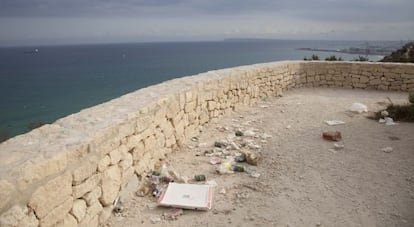 Basura acumulada en el mirador de la Serra Grossa de la ciudad Alicante, ubicado frente a la bahía.