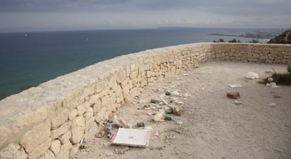 Basura acumulada en el mirador de la Serra Grossa de la ciudad Alicante, ubicado frente a la bah&iacute;a.