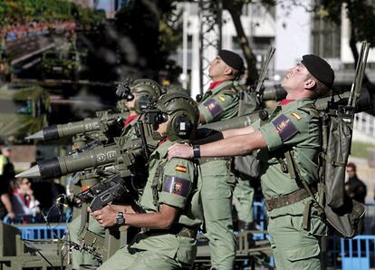 Dos soldados con lanzamisiles Mistral durante el desfile militar del Día de la Fiesta Nacional que presiden hoy los Reyes en Madrid.