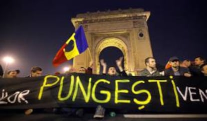 Activistas gritan consignas y portan pancartas durante una manifestacin contra la explotacin de gas usando una tcnica conocida como fractura hidraulica "fracking" frente al Palacio de Gobierno en Bucarest (Rumana). EFE/Archivo