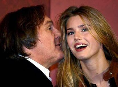 Gérard Depardieu susurra al oído de la actriz Vanessa Hessler en la presentación en Roma de <i>Astérix en los Juegos Olímpicos</i>.