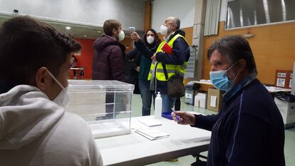 Constitución de las mesas electorales en la Escuela Alcalde Morera de Terrassa. Una de las novedades más destacadas en estas elecciones será la figura de los responsables de seguridad sanitaria, uno por cada colegio electoral, los cuales velarán por el cumplimiento de todas las medidas de seguridad.