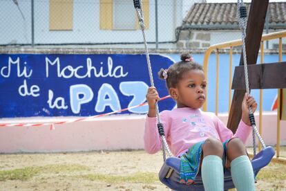 Esther se divierte en el patio de su nuevo colegio en el Parrillas (Toledo).