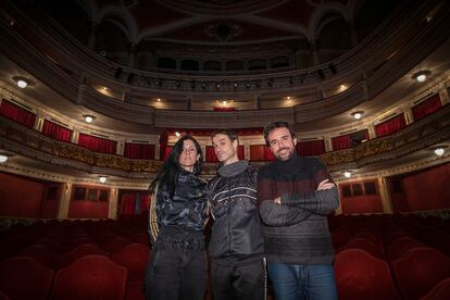 A la izquierda, Ana Sánchez Acevedo, directora y dramaturga; en el centro Juan Luis Matilla, bailarín y coreógrafo de la obra 'El baile de San Vito', y Pedro Rojas-Ogáyar, director musical.