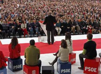 Manuel Chaves, en un momento de su intervención en el mitin celebrado ayer en Dos Hermanas (Sevilla).